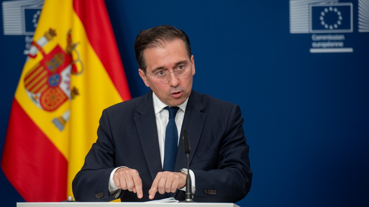 El ministro de Exteriores José Manuel Albares comparece en la Comisión Europea ante la prensa.