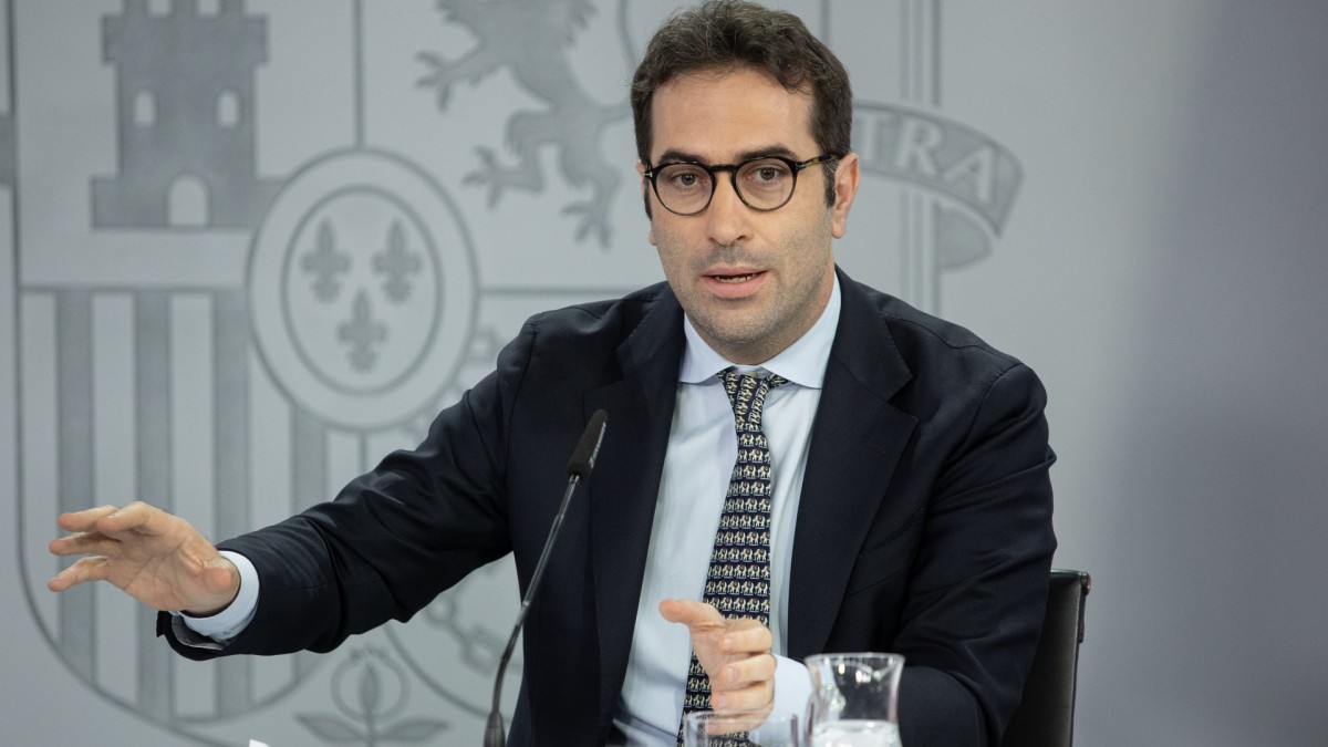 El ministro Carlos Cuerpo tras el Consejo de Ministros en el que se fijaron las nuevas condiciones a la OPA.