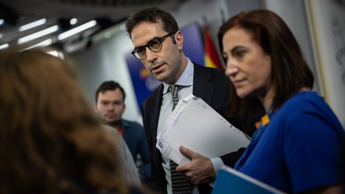 El ministro de Economía, Comercio y Empresa, Carlos Cuerpo, atiende a los medios a su salida de una rueda de prensa posterior a la reunión del Consejo de Ministros, en el que se anunció la decisión del Gobierno en cuanto a la OPA.