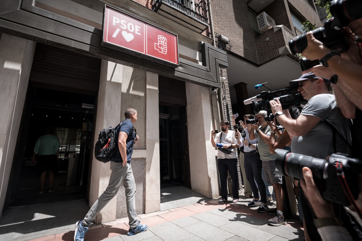 La UCO entra en la sede del PSOE para realizar un clonado del correo de Santos Cerdán.