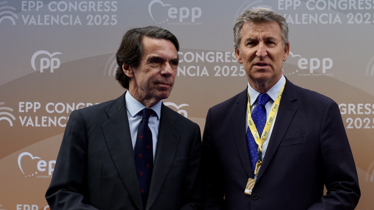 El expresidente del Gobierno, José María Aznar, y el presidente del PP, Alberto Núñez Feijóo, en la clausura del congreso del Partido Popular Europeo (PPE), a 30 de abril de 2025. | Eduardo Manzana / Europa Press / ContactoPhoto
