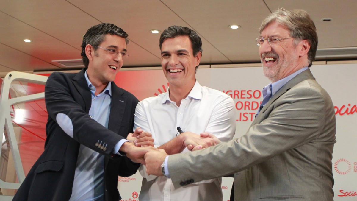 Pedro Sánchez, Eduardo Madina y José Antonio Pérez Tapias posan durante un debate entre los candidatos a secretario general, en 2014.