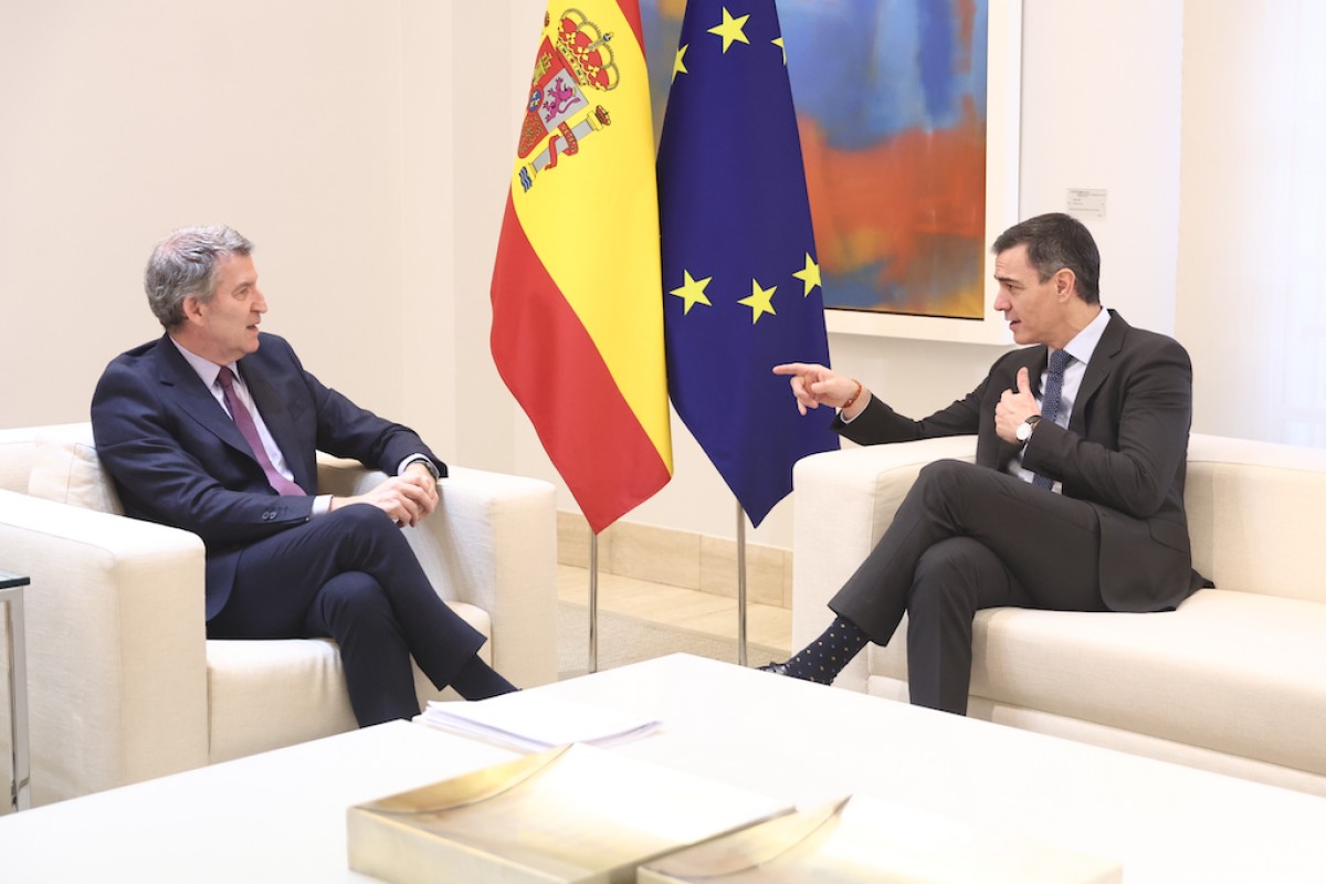 El presidente del Gobierno, Pedro Sánchez, recibe al presidente del Partido Popular, Alberto Núñez Feijóo.