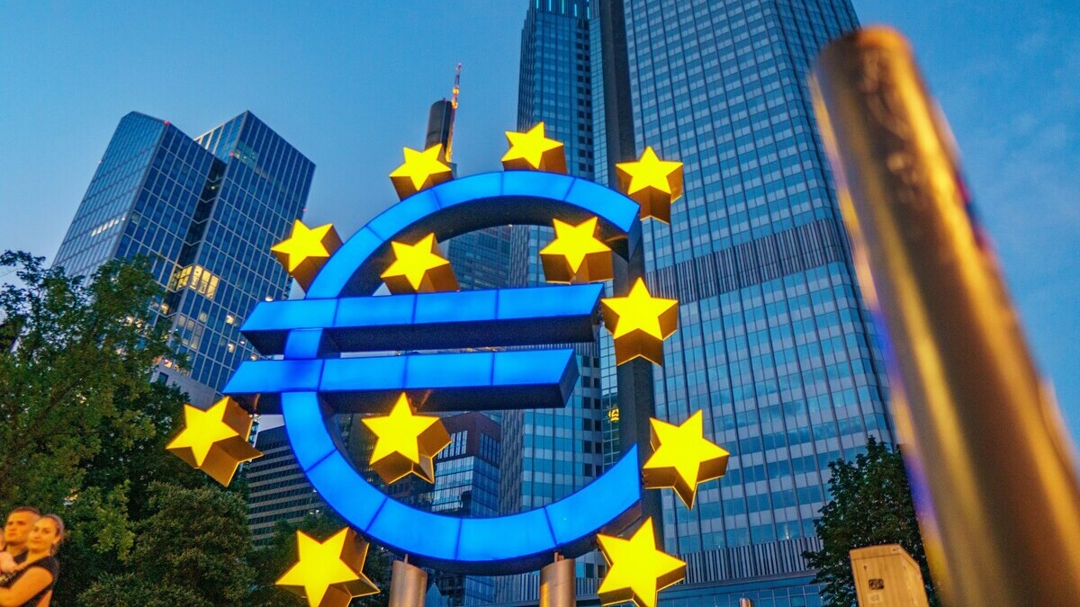 Euro sculpture by German artist Ottmar Hörl in Frankfurt.