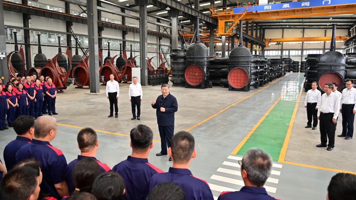 Xi Jinping visita una fábrica de manufactura en China.