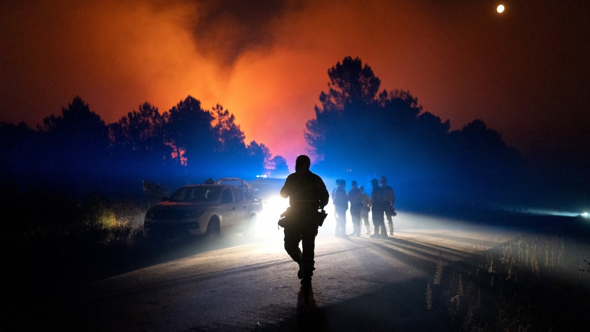 Varios efectivos terrestres actúan durante un incendio forestal, a 17 de agosto de 2024, en Trabazos, Zamora, Castilla y León (España).