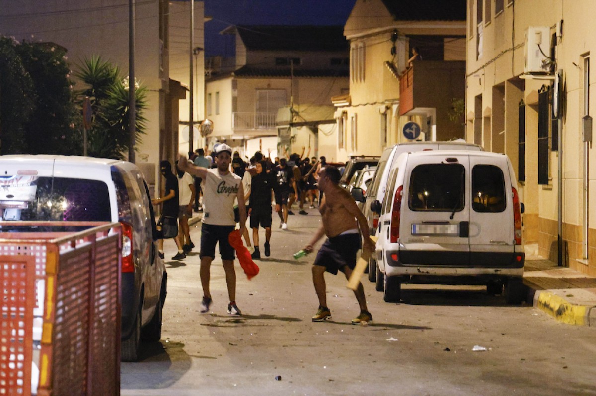 Al menos un detenido y cinco heridos leves en Torre-Pachecho (Murcia) tras una noche de altercados.