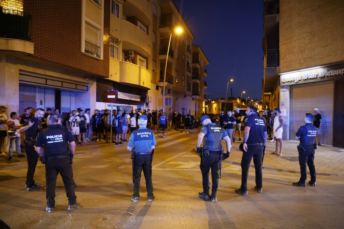 Agentes de Policía Local y Guardia Civil durante los altercados en Torre-Pacheco.