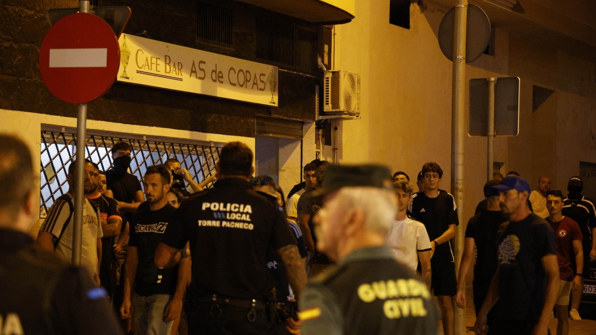 Agentes de Policía Local y Guardia Civil durante los altercados en Torre Pacheco.