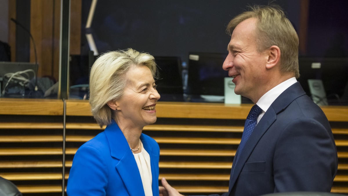 Piotr Serafin, comisario de presupuestos, y Ursula von der Leyen, presidenta de la Comisión han sido los dos grandes arquitectos de la propuesta para el nuevo Marco Financiero Plurianual.