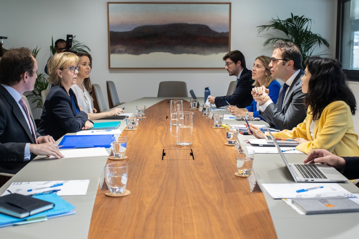 El ministro Carlos Cuerpo recibe a la comisaria europea de Servicios Financieros, Maria Luís Alburquerque.