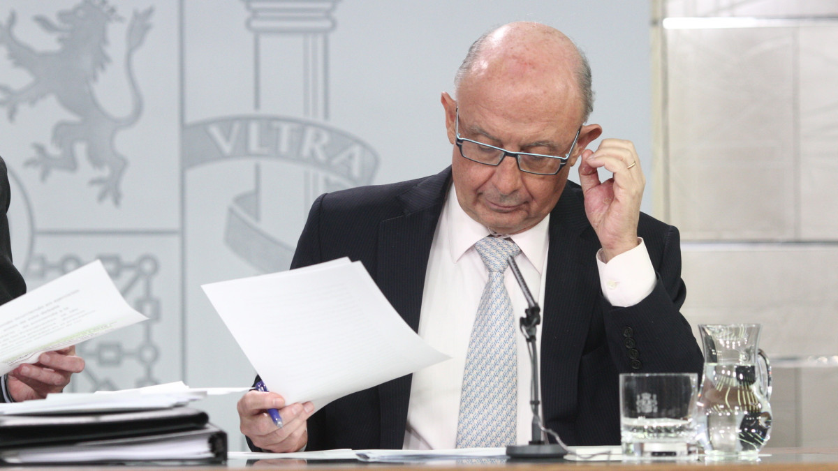 Rueda de prensa de Cristóbal Montoro tras un Consejo de Ministros. 