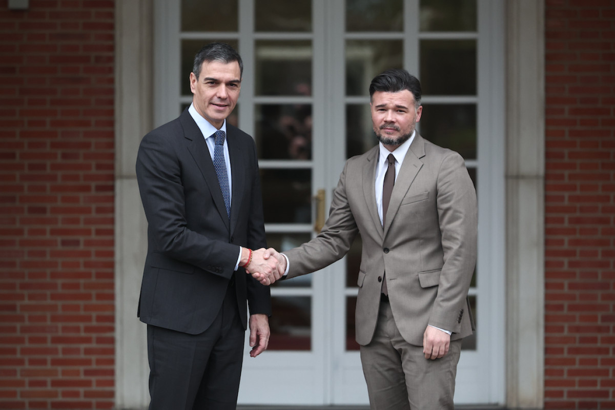 El presidente del Gobierno, Pedro Sánchez, recibe al portavoz de ERC en el Congreso, Gabriel Rufián, en el Palacio de la Moncloa.