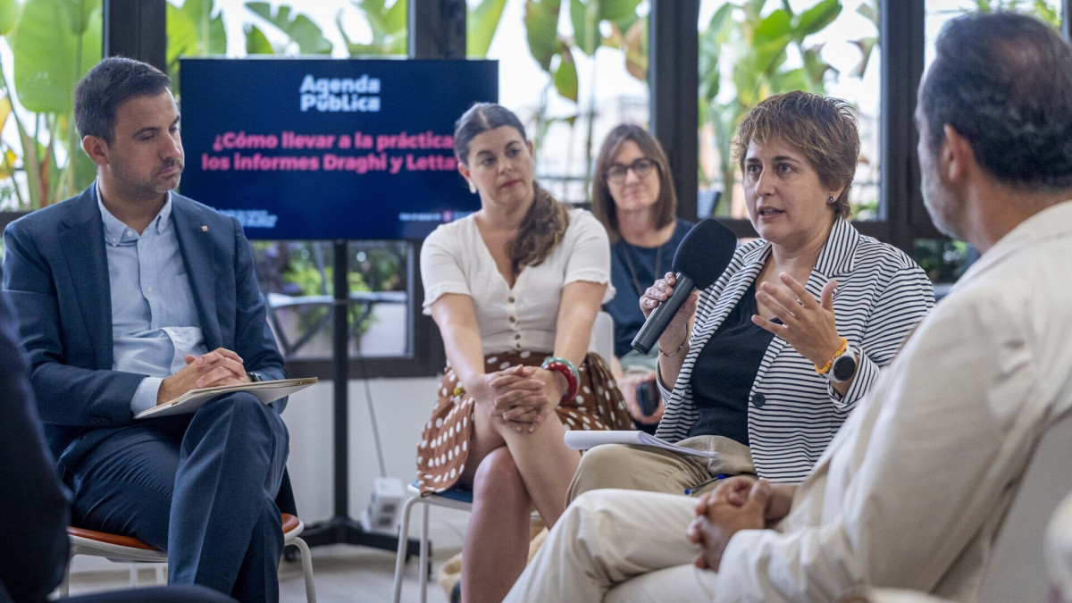 Pol Gibert y Arantxa Calvera atienden a la consejera de 'Agenda Pública'.