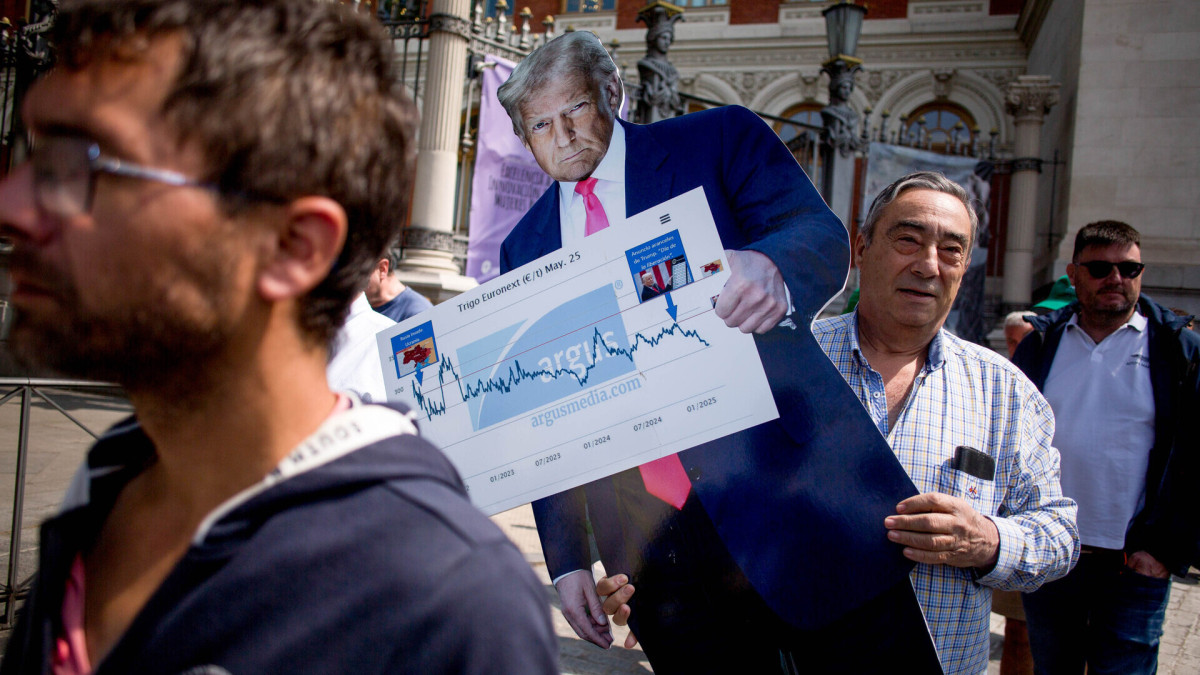 A farmer carries a life-size banner of Donald Trump during a protest outside the Spanish Ministry of Agriculture last June.