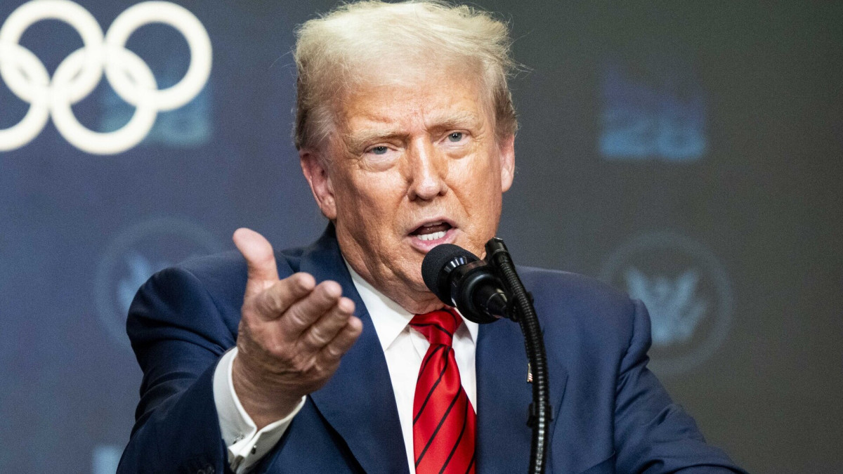 Trump habla con los periodistas después de firmar una orden ejecutiva que establece el grupo de trabajo de la Casa Blanca para Juegos Olímpicos de 2028.