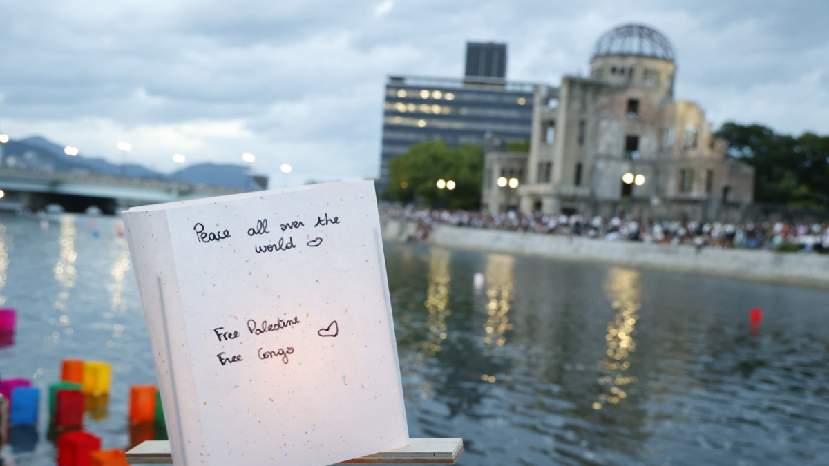 En el aniversario la gente coloca faroles de papel deseando la paz en el mundo en el río Motoyasu, cerca del Monumento de la Paz de Hiroshima. 