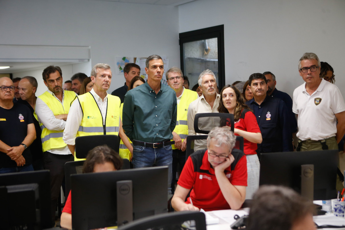 Pedro Sánchez visita el Centro de Coordinación Operativo contra incendios de Ourense.