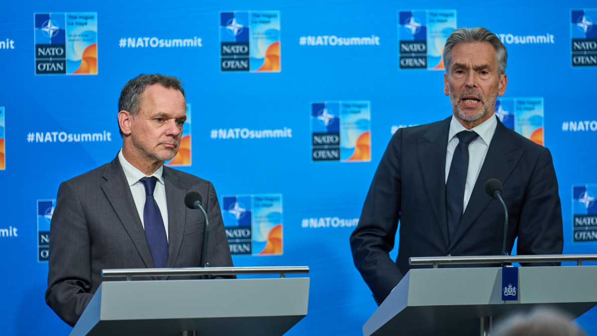El ministro de Exteriores holandés, Caspar Veldkamp, y el primer ministro, Dick Schoof, durante la cumbre de la OTAN de 2025