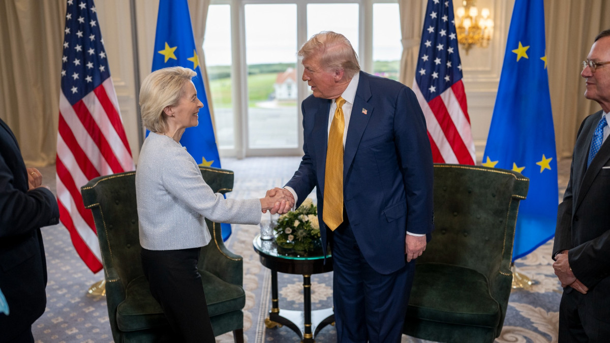 Ursula von der Leyen saludando a Donald Trump durante su reunión en Escocia