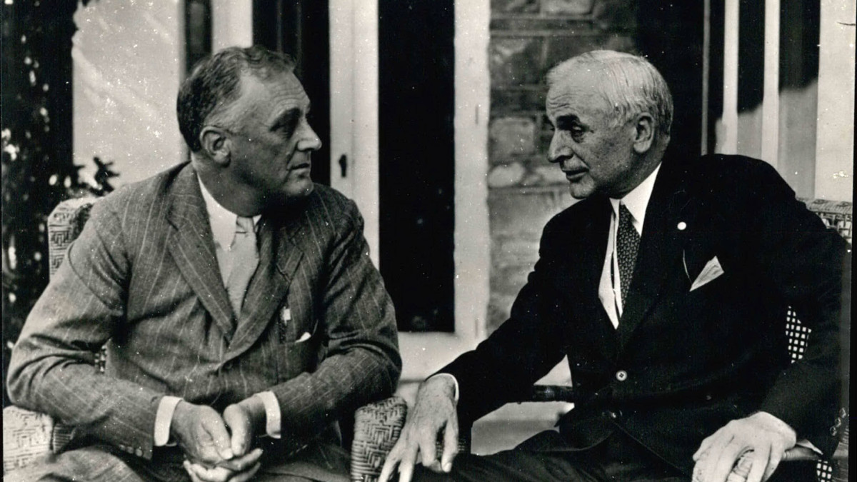Secretary of State Cordell Hull (right) with President Franklin D. Roosevelt (left)