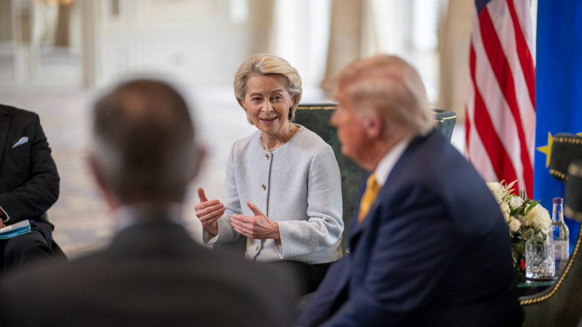 Ursula von der Leyen durante su encuentro con Donald Trump en Escocia.