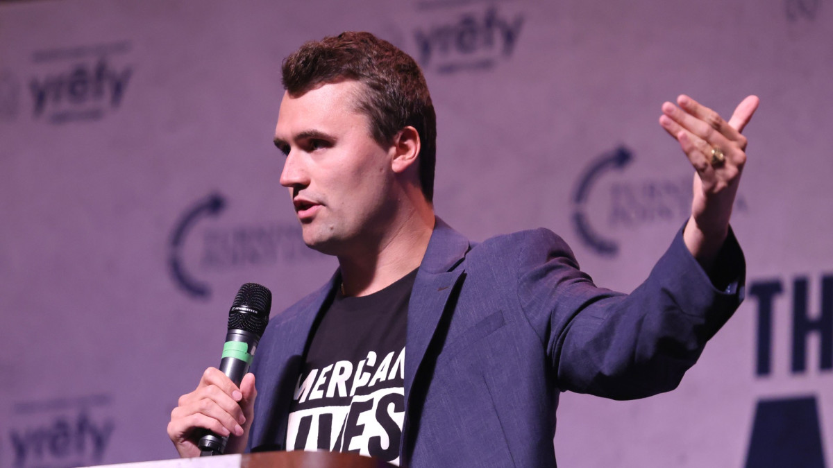 Charlie Kirk vistiendo una camiseta que reza 