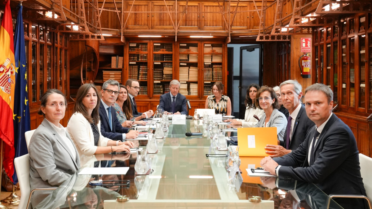 Félix Bolaños y su equipo en la reunión del pasado lunes con la Comisión de Venecia en Madrid.