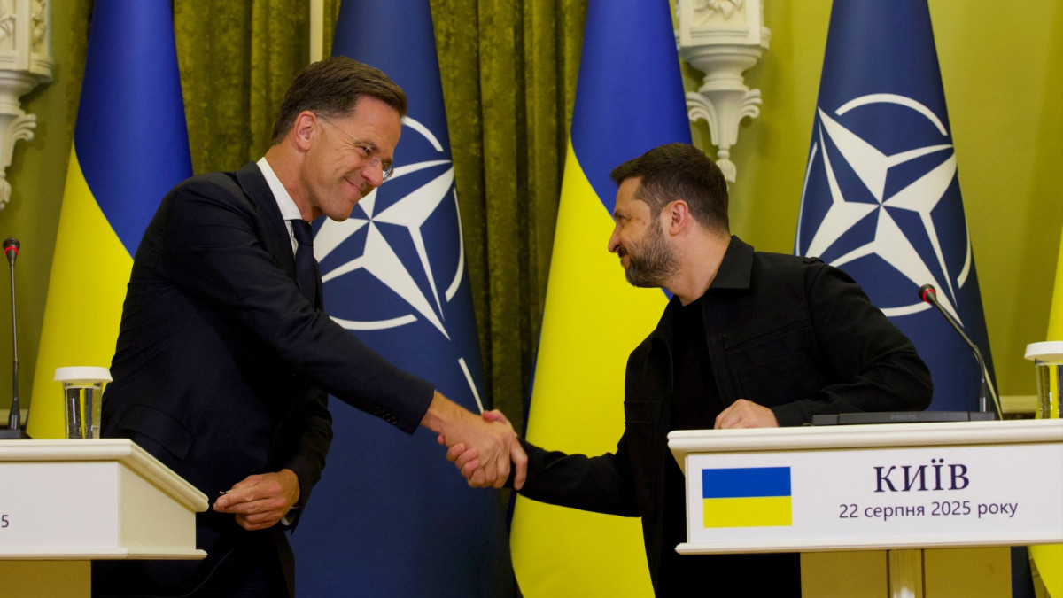 El secretario general de la OTAN, Mark Rutte junto al presidente ucraniano, Volodímir Zelenski.