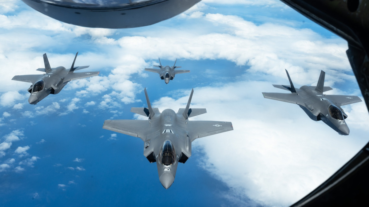 Cazas F-35, similares a los desplegados por Italia en el marco de la operación. 