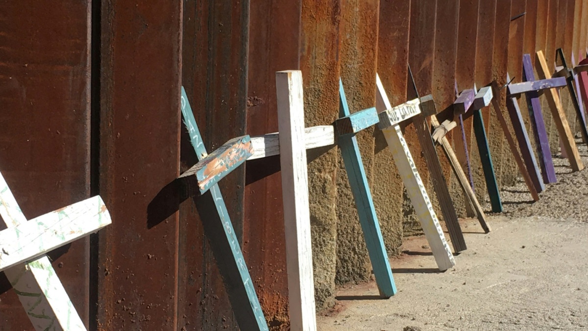 Cruces apiladas sobre el muro en la frontera entre Estados Unidos y México. | Unsplash / Dave Parizek
