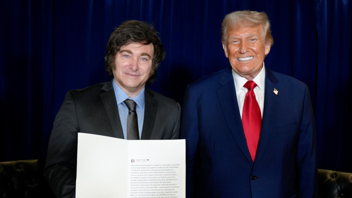 Javier Milei y Donald Trump posan con el obsequio del presidente estadounidense: un tuit impreso.