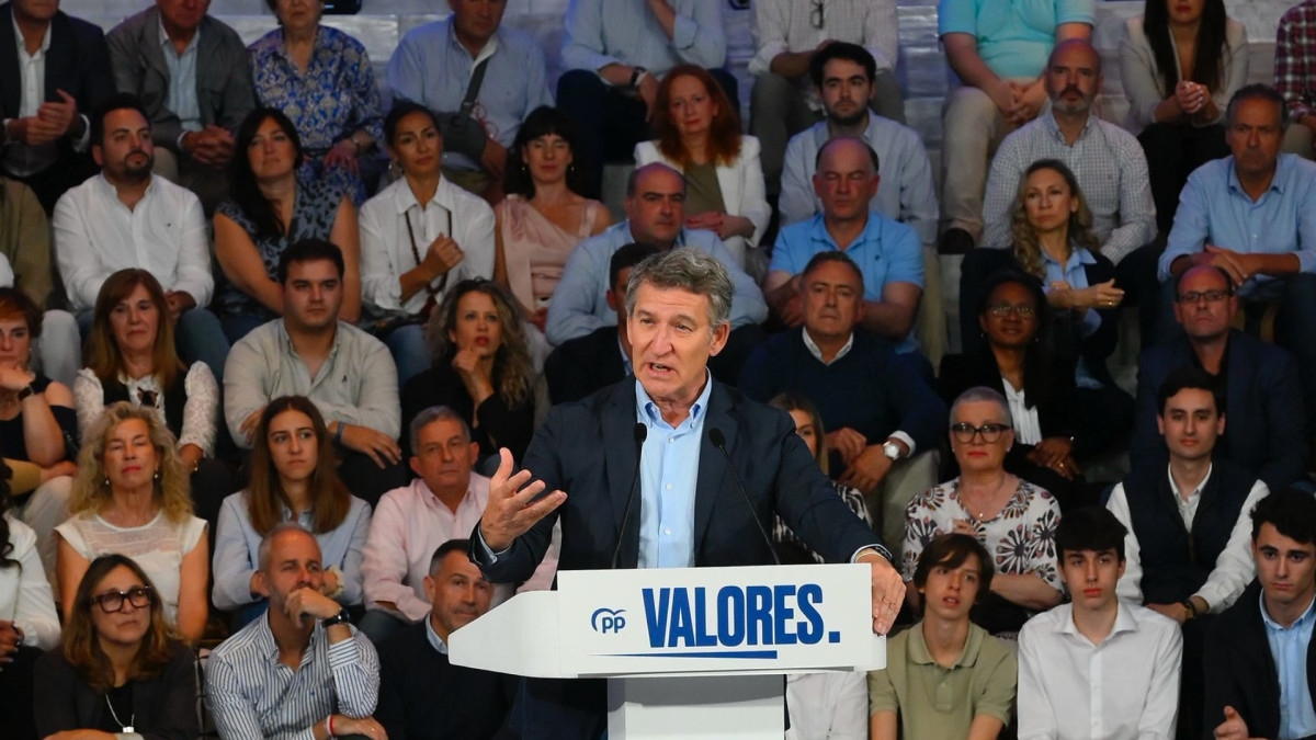 Alberto Núñez Feijóo durante un mitin el pasado verano.