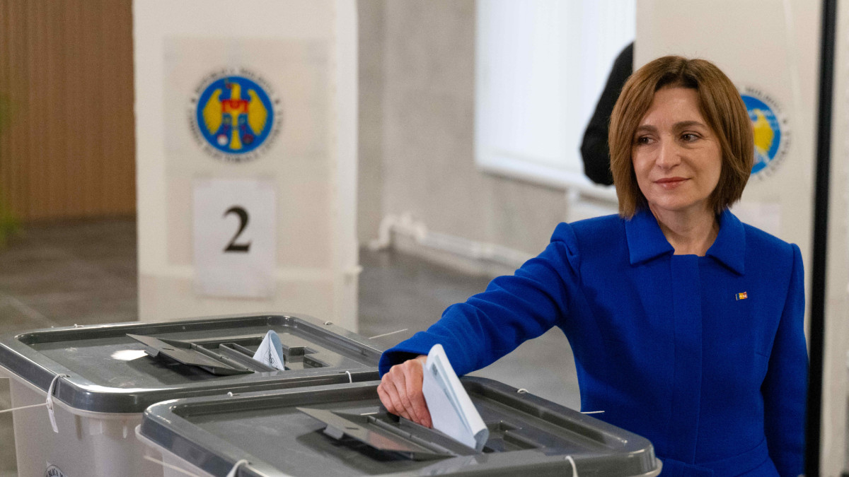 Maia Sandu, presidenta de Moldavia, votando durante las pasadas elecciones parlamentarias.