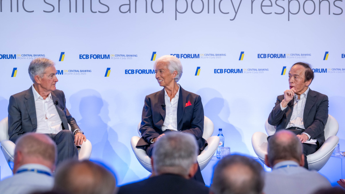 Jerome Powell, presidente de la Reserva Federal; Christine Lagarde, presidenta del Banco Central Europeo y Kazuo Ueda, gobernador del Banco de Japón