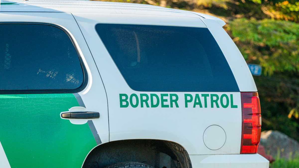 Un coche patrulla la frontera entre Estados Unidos y Canadá en el estado de Minnesota.