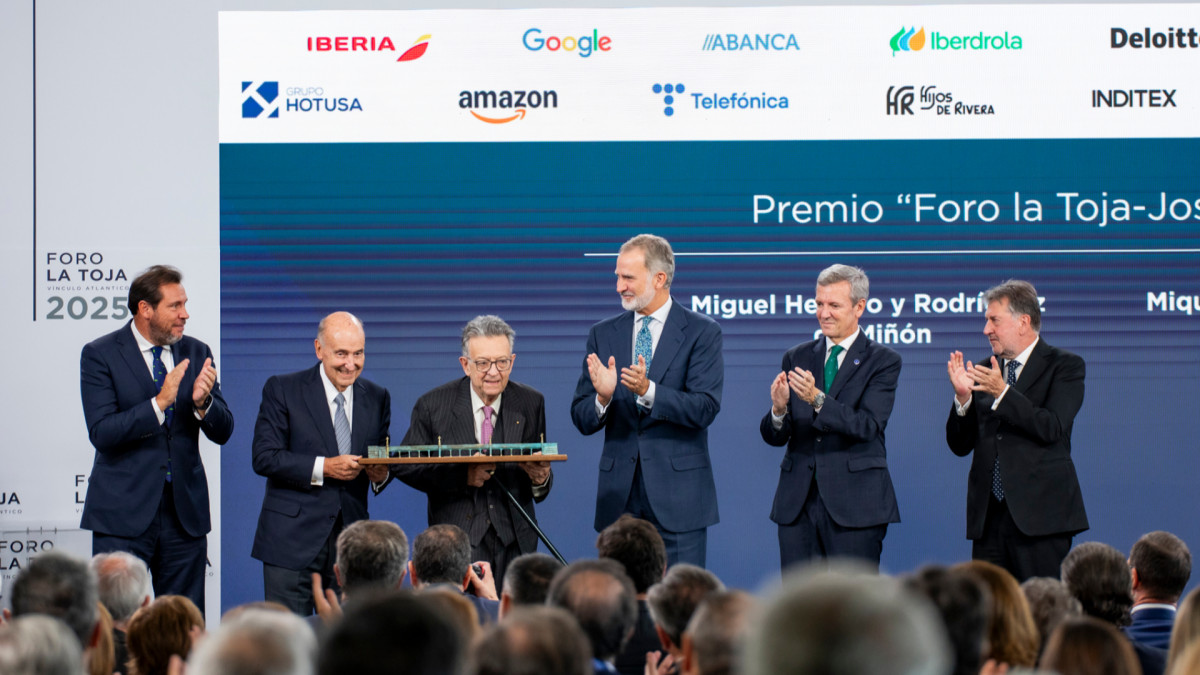 De izquierda a derecha: Óscar Puente, ministro de transportes y movilidad sostenible, los padres de la Constitución Miquel Roca y Miguel Herrero Rodríguez de Miñón, el rey Felipe VI, el presidente de la Xunta Alfonso Rueda y el presidente del Foro La Toja, Amancio López Seijas