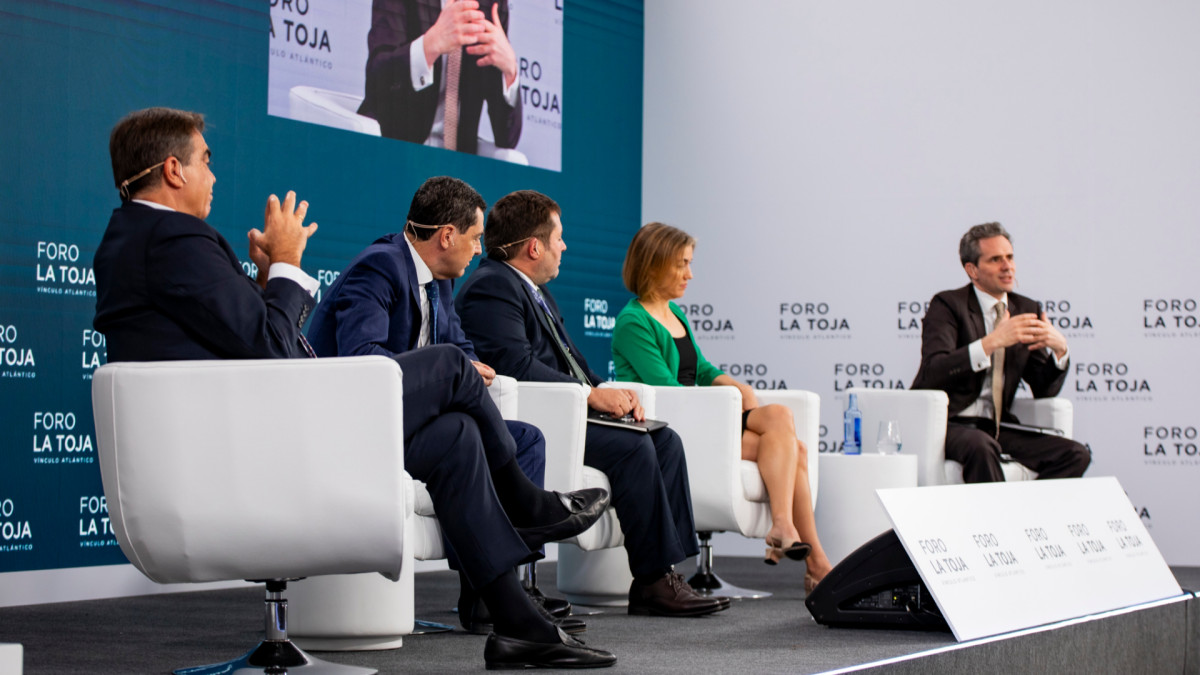 Los ponentes de la mesa durante el diálogo.