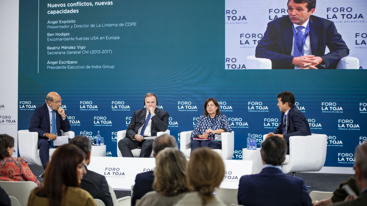 Ángel Expósito modera la mesa con el general Ben Hodges, Beatriz Méndez de Vigo y Ángel Escribano.