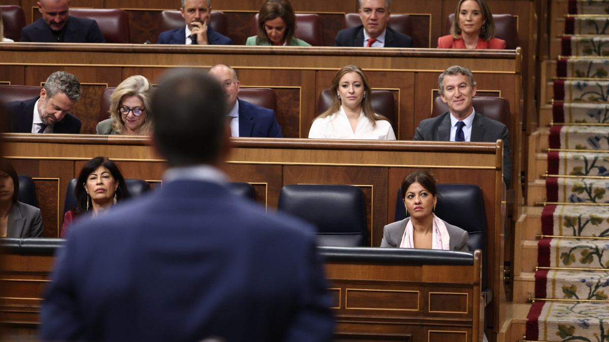 Pedro Sánchez encara su discurso en el Congreso mientras se dirige a la bancada popular de Alberto Núñez Feijóo.