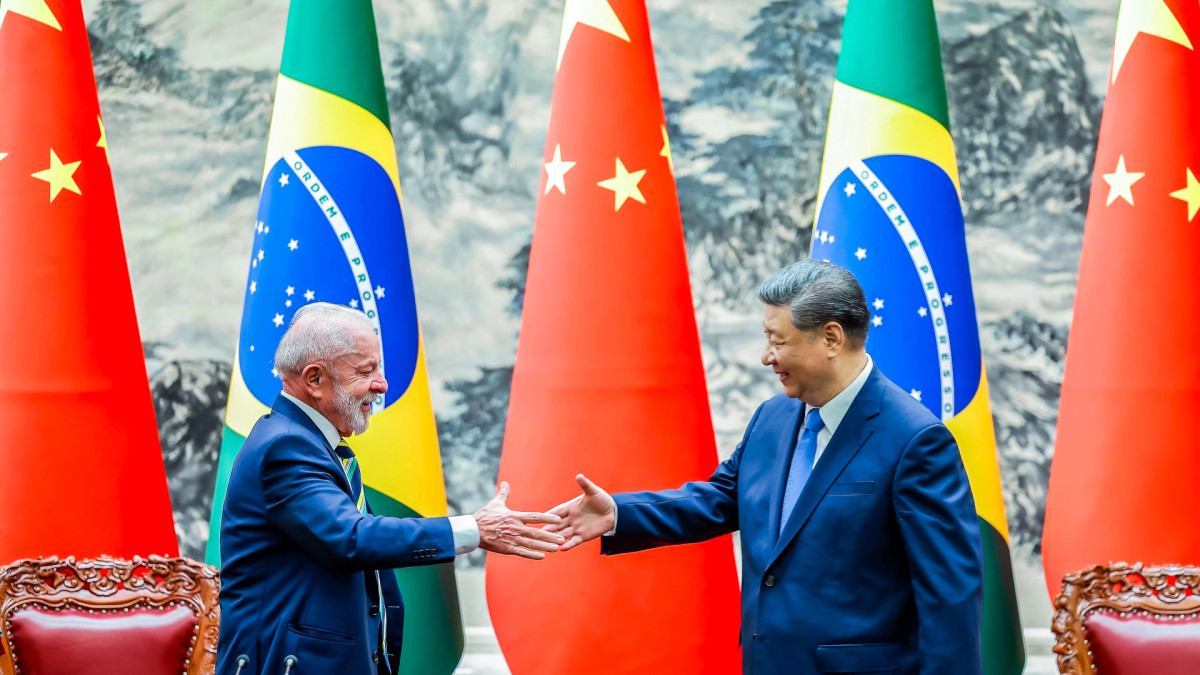 El presidente de Brasil, Lula da Silva, saluda al presidente chino, Xi Jinping.
