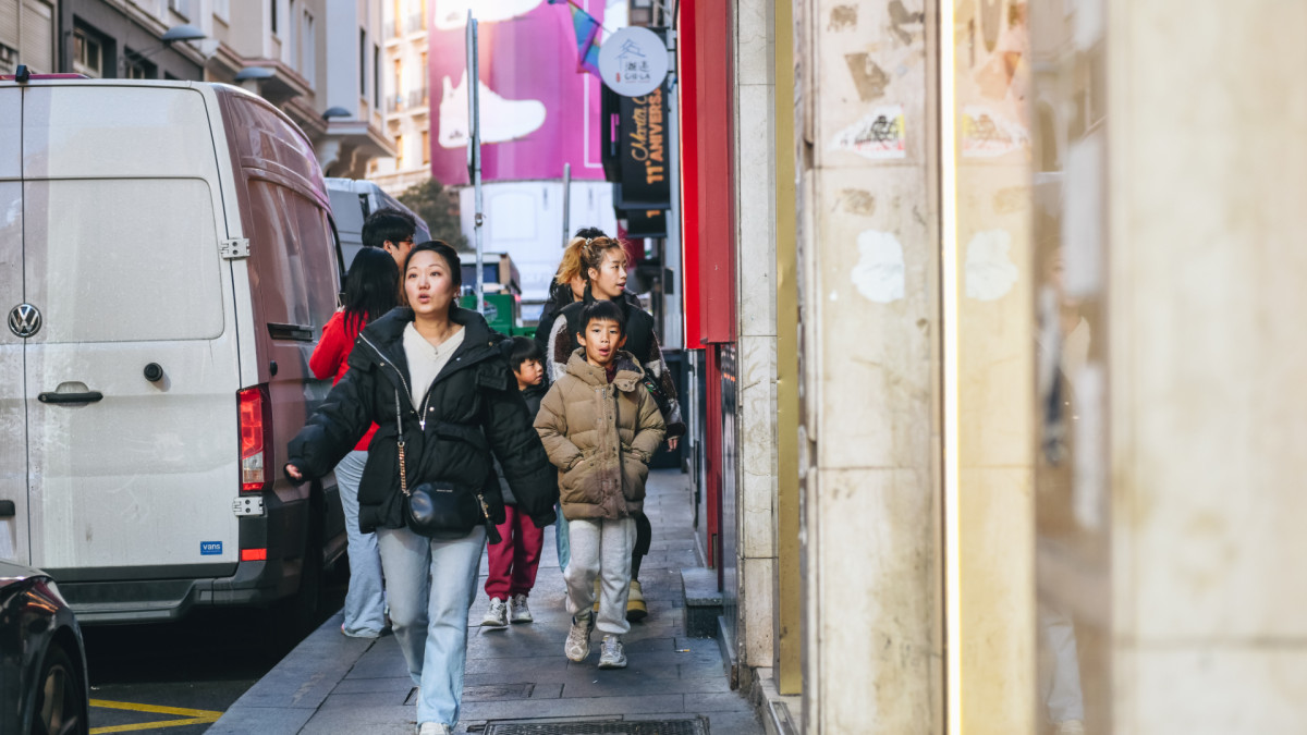 Personas paseando por una calle de Madrid.