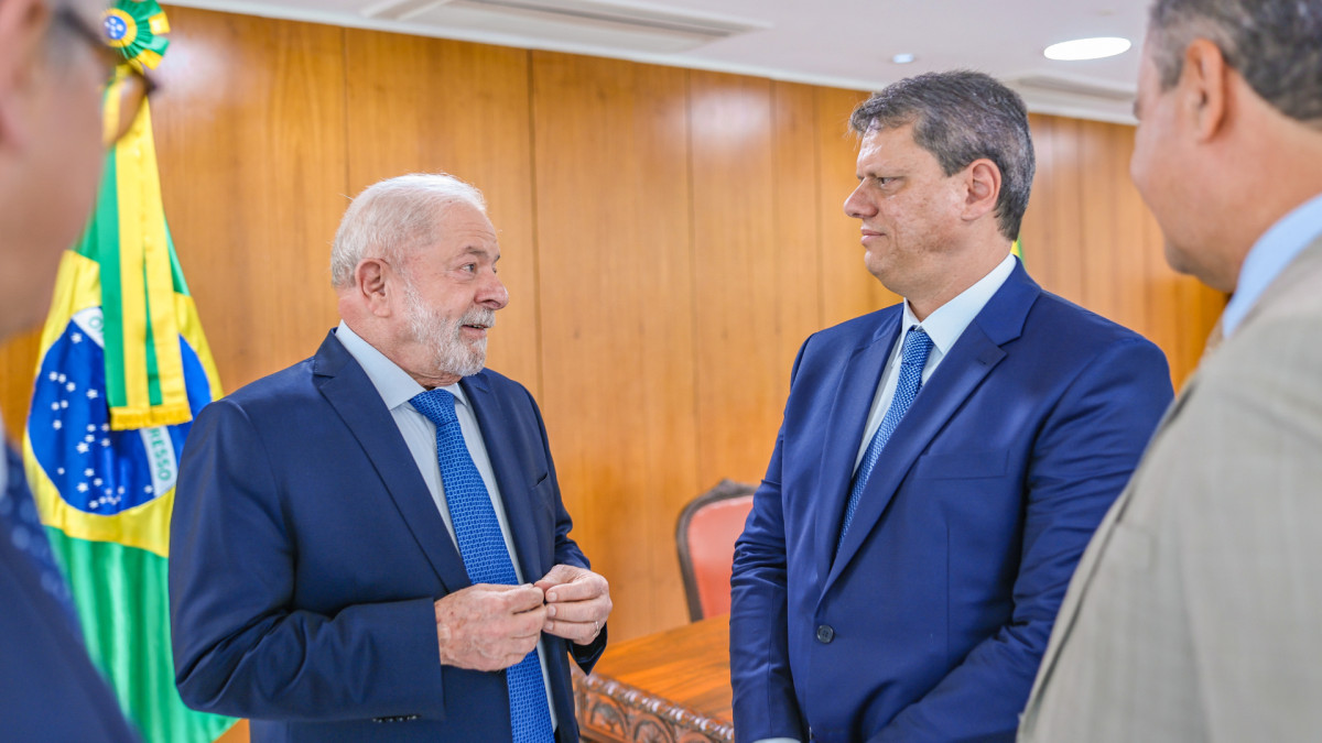 Lula da Silva (izquierda) y Tarcísio de Freitas (derecha) en una fotografía del pasado 2023.