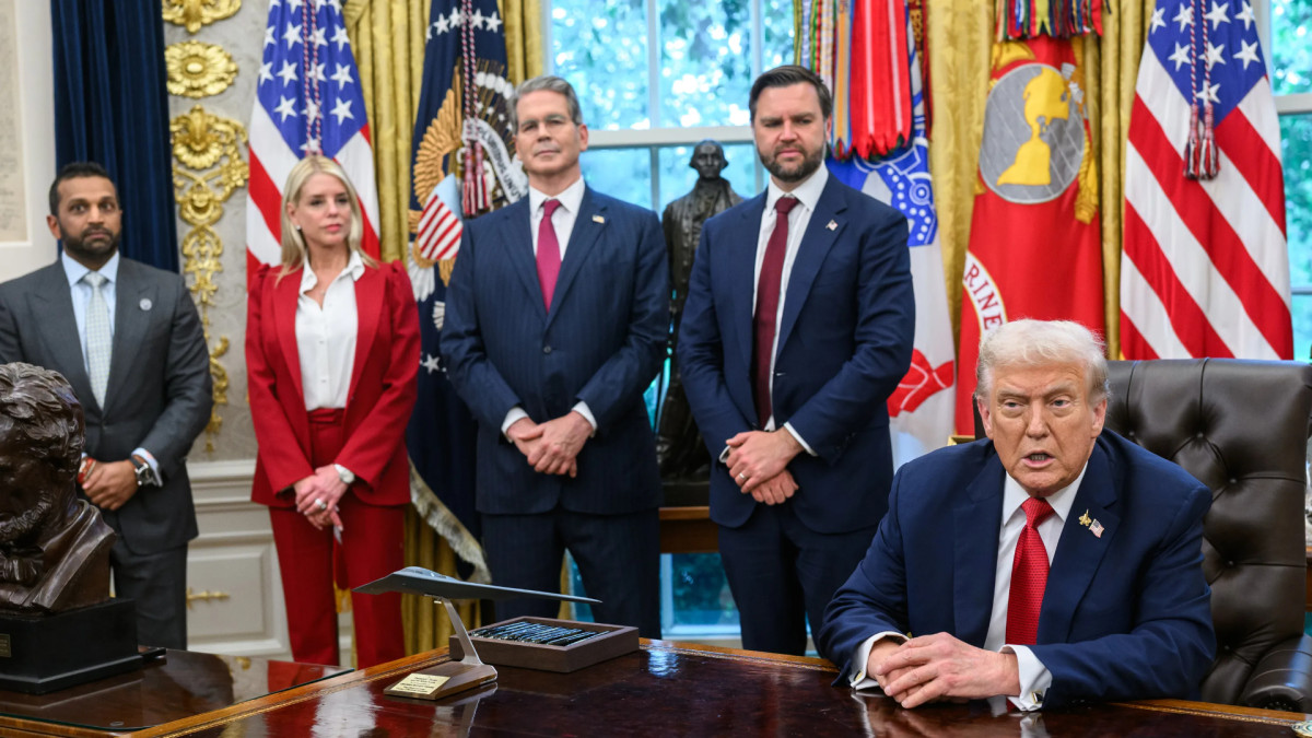 Donald Trump y parte de su Gobierno en el despacho oval.