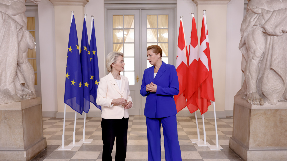 Ursula von der Leyen, presidenta de la Comisión Europea, junto a Mette Frederiksen, primera ministra danesa
