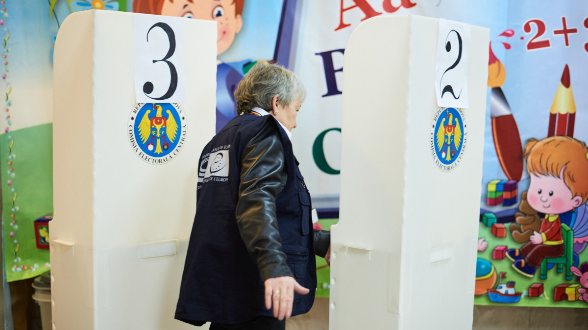 Una misión de observación electoral de la UE en un colegio electoral moldavo durante las elecciones de 2019.