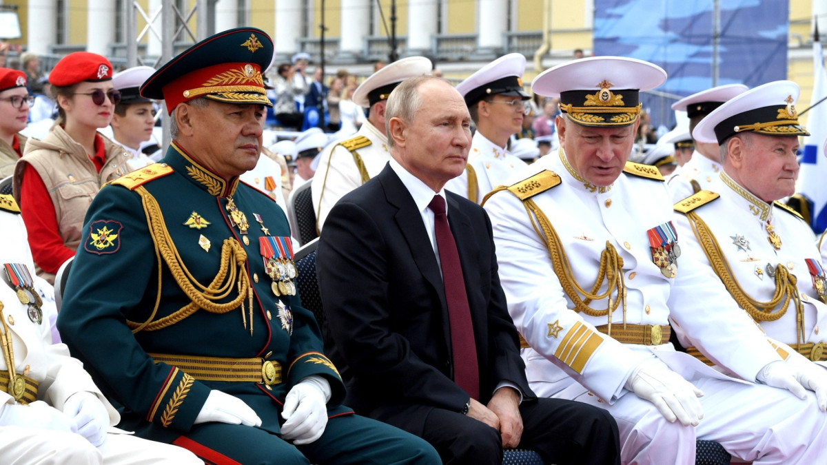 Vladímir Putin durante el desfile naval de San Petesburgo (2021).