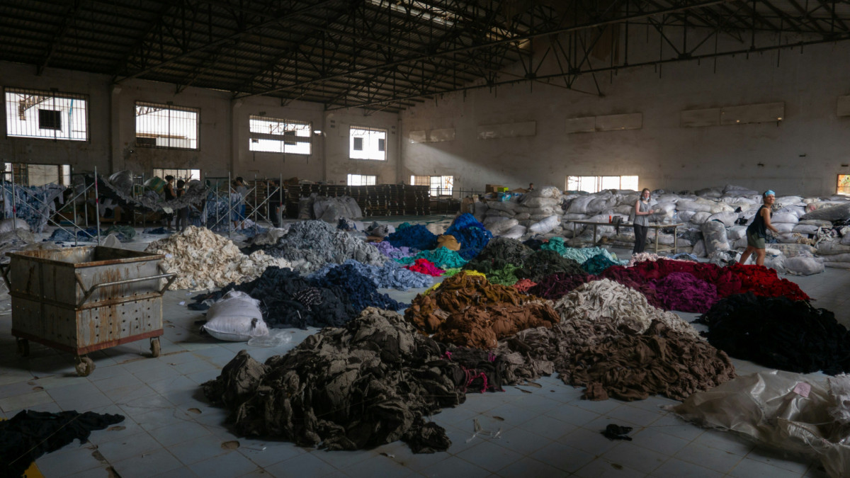 Montañas de ropa apiladas en una fábrica textil en Camboya.
