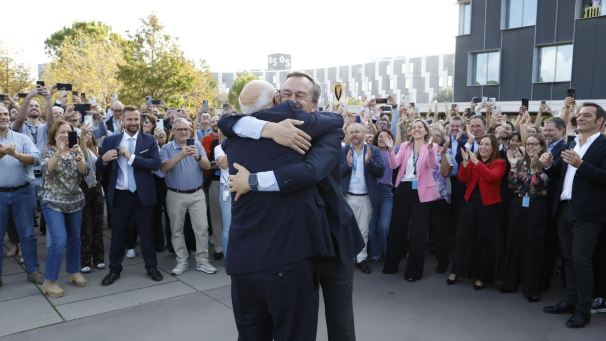 El presidente y el consejero delegado de Banco Sabadell, Josep Oliu y César González-Bueno se abrazan tras conocerse que la OPA no se lograba.