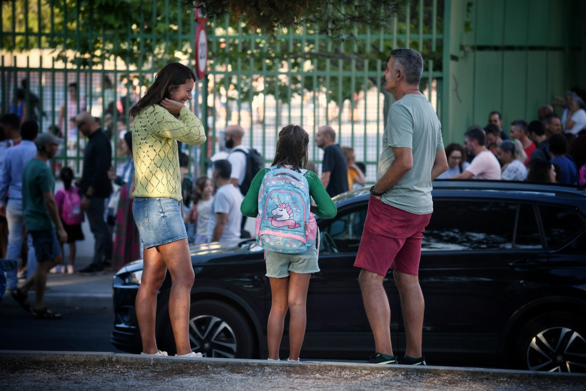 Varios alumnos a la llegada al primer día de colegio en Madrid.
